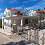 2 Bedroom In דירה
